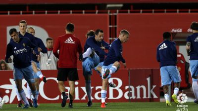 Miguel Linares, a la izquierda de la imagen, en el calentamiento del duelo.