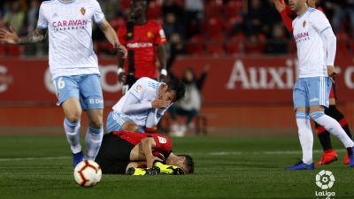 Chechu Dorado se duele tras recibir un golpe en el partido ante el Mallorca.
