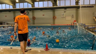 Fran Orizo, entrenador de la EWZ, dirigiendo el entrenamiento de su equipo.