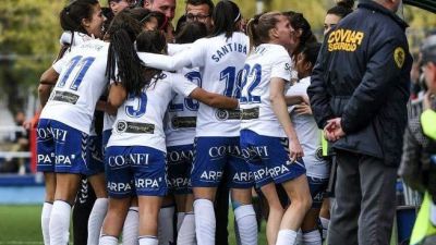 Las jugadoras del Zaragoza CFF celebran su trabajado triunfo sobre el Seagull en la última jornada.