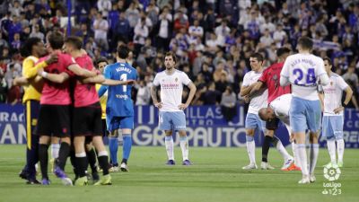 Los jugadores del Real Zaragoza se lamentan durante el duelo ante el Alcorcón.
