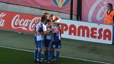 Los jugadores del Ebro celebran uno de los goles anotados ante el Villarreal.