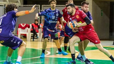 Alex Marcelo se dispone a lanzar a portería en un partido de esta temporada.