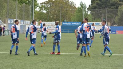 Los jugadores del Ebro celebran el gol anotado por Raúl González ante el Espanyol.