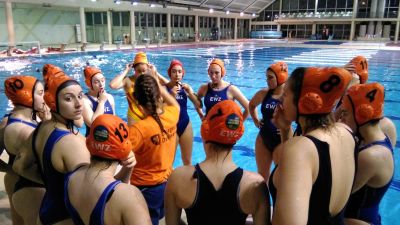 Las chicas de la Escuela Waterpolo Zaragoza en uno de sus entrenamientos en Oporto.