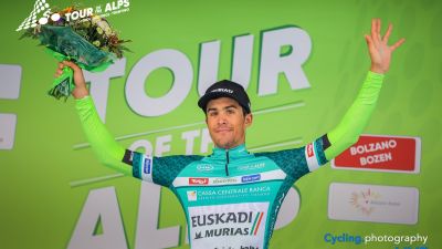 Samitier, en el podio del Tour de los Alpes con el maillot verde de la montaña.