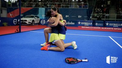 Majo y Delfi celebran su pase a la final en Alicante.