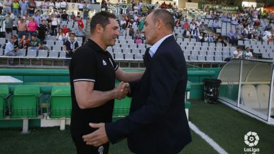Víctor Fernández saluda a Rafa Navarro al comienzo del partido.