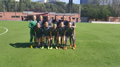 Salma Paralluelo, en la fila de atrás, posa con el once del Zaragoza CFF ayer en Madrid.