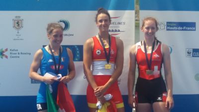 Esther Briz sonríe en el podio tras proclamarse campeona de Europa juvenil.
