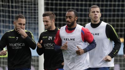 Jorge Miramón y Carlos Akapo, en un entrenamiento del Huesca esta temporada.