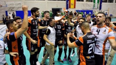 El equipo celebrando la victoria en Almería. Fuente: CV Teruel.