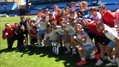 Los jugadores del Real Zaragoza con la Copa de Campeones. Fuente: Real Zaragoza.