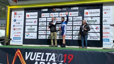 Jonathan Hivert, en el podium de la meta de Canfranc-Estación.