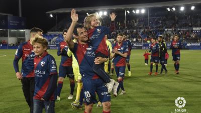 Juanjo Camacho se despide de los aficionados del Huesca.