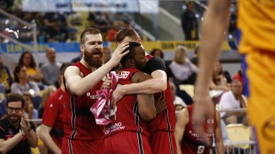 Varios jugadores de Tecnyconta Zaragoza celebran una acción en el último partido ante Gran Canaria.