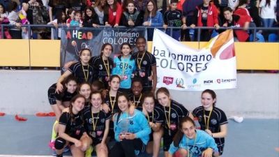 Imagen del equipo infantil femenino del Balonmano Colores.el equipo ganador de este grupo obtendrá el pasaporte para la fase final del Campeonato de España.