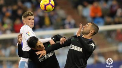 Guti pelea un balón dividido en el partido de ida.