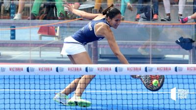 Majo devuelve una bola baja durante los cuartos.