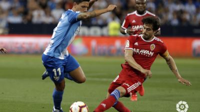 Ros intenta robar un balón dividido.