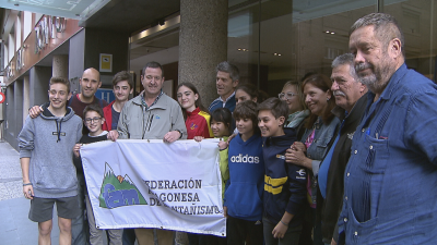 María es recibida por familiares y amigos cercanos.