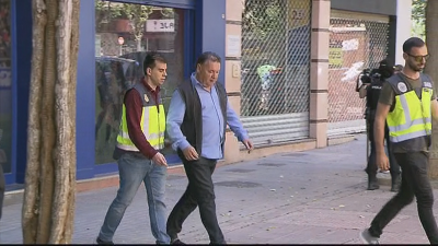 Agustín Lasaosa abandona las oficinas del club tras finalizar el registro.