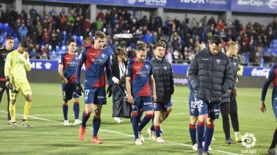 Varios jugadores del Huesca se retiran del césped tras perder 2-6 con el Valencia.