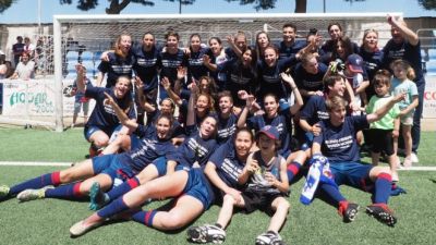 El equipo femenino de la SD Huesca celebra el ascenso.