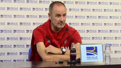 Víctor Fernández en la sala de prensa.