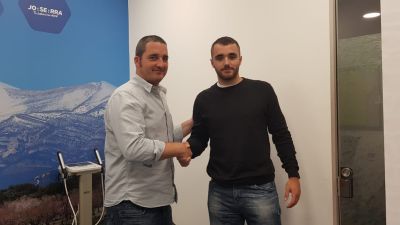 Asier Nieto (izquierda) posa con Dani Ibáñez en la presentación con Bada Huesca.