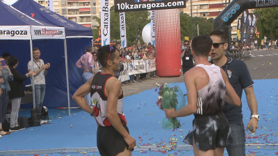 Olmos (izquierda) quedó segundo en la 10K Zaragoza después de hacer de liebre para Carlos Mayo.