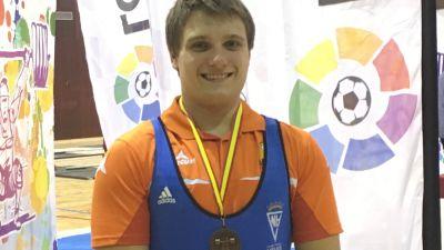 Raúl Usón posa con la medalla de bronce obtenida en el Campeonato de España.