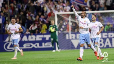 El Real Zaragoza durante un partido ante el Elche.