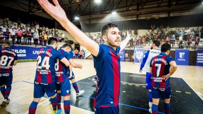 Javi Alonso celebra un gol con la camiseta del Levante la temporada pasada.