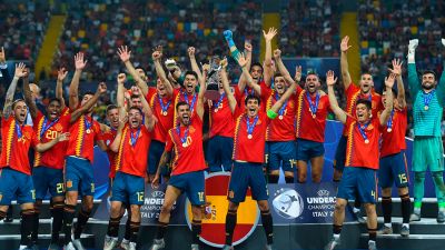Jesús Vallejo levanta la copa de Europa en Italia.