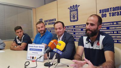 Una imagen de la visita se la selección española de rugby siete al Ayuntamiento de Tarazona de este martes.