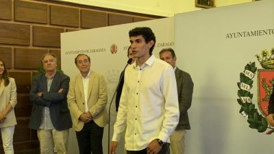 Jesús Vallejo durante el homenaje en el Ayuntamiento de Zaragoza.