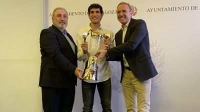 Jesús Vallejo, en el Ayuntamiento de Zaragoza, con la Eurocopa sub 21.