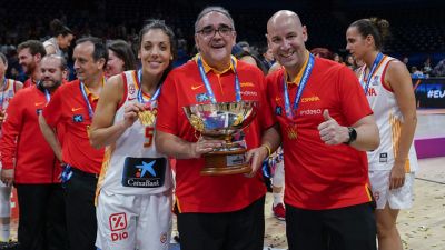 Ouviña posa con la medalla de campeona de Europa.