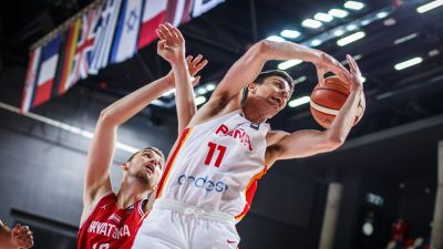 Carlos Alocén en un lance del encuentro ante Croacia. Foto: FIBA