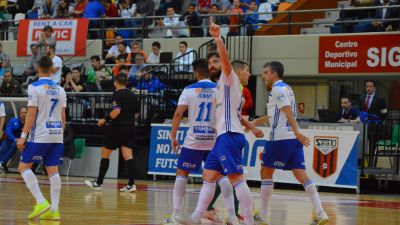 Nano Modrego, en un encuentro con Fútbol Emotion Zaragoza en la pasada temporada.