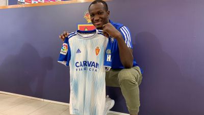 Dwamena posa con la camiseta del Real Zaragoza tras su presentación.