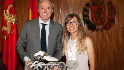 Nerea Langa posa con Jorge Azcón, alcalde de Zaragoza, durante la recepción de este miércoles.