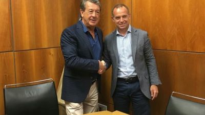 Jesús Navarro y Christian Lapetra, tras la firma del convenio esta mañana.