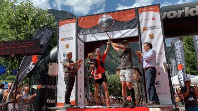 Nacho Cabal celebra su victoria en el Gran Trail Aneto Posets.