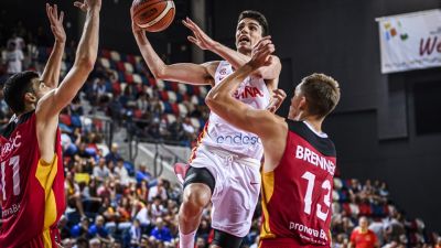 Carlos Alocén entra a canasta en un lance del duelo frente a Alemania.