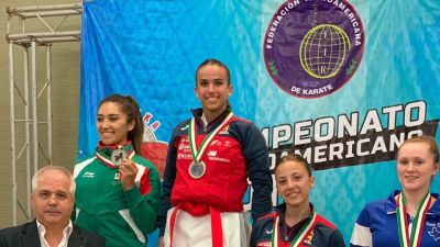 Raquel Roy posa en el podio del Campeonato Iberamericano con su medalla de oro.