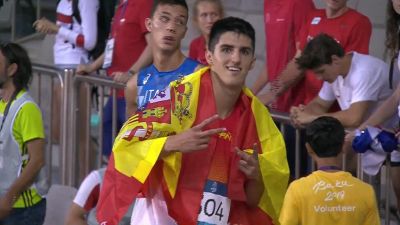 Mario Revenga hace un signo de victoria tras llevarse el oro en los 110 metros vallas.