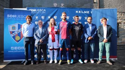 La SD Huesca ha presentado este lunes las nuevas camisetas en Arcusa.