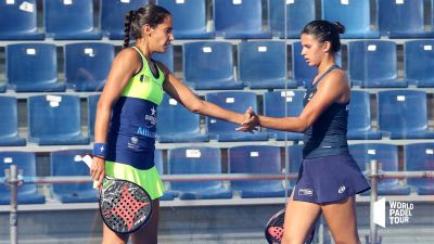 Majo Sánchez Alayeto y Delfina Brea celebran uno de los puntos ganados en el duelo de octavos.